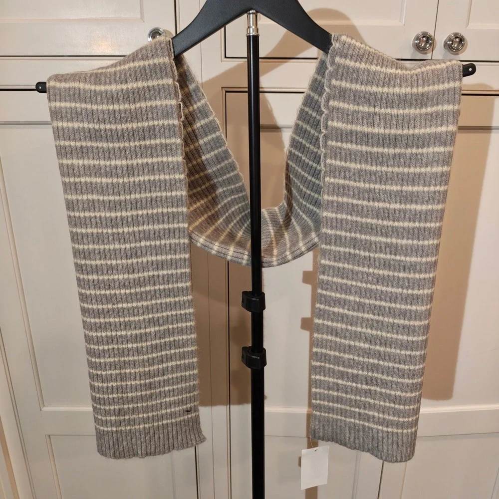 Natasha Nordstrom Striped Ribbed Knit Scarf Light Grey White SF10629 NWT